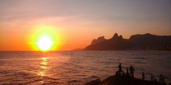 Applaudir Le Coucher Du Soleil à Rio De Janeiro