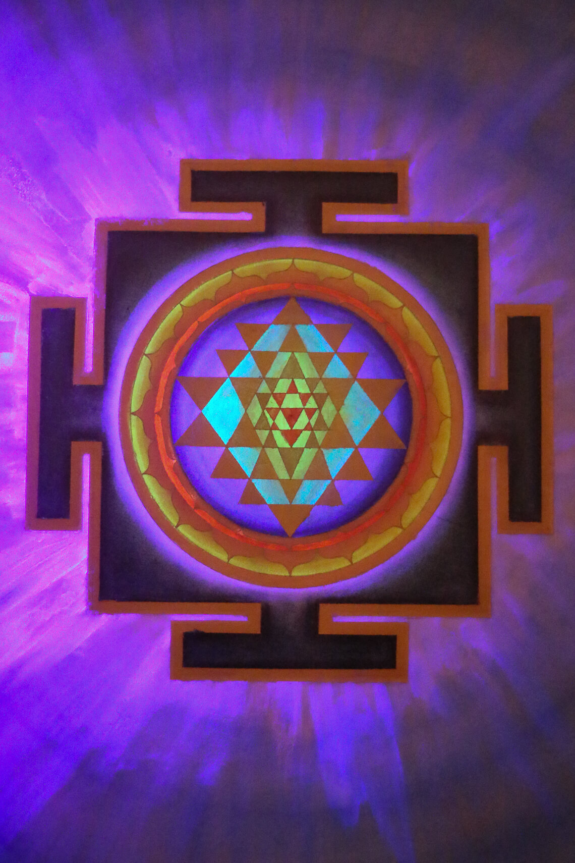 Shri-yantra-luminescence